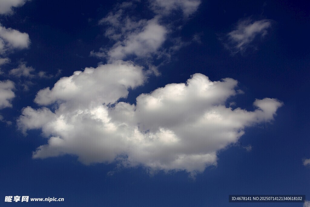 蓝天中的蓬松白云