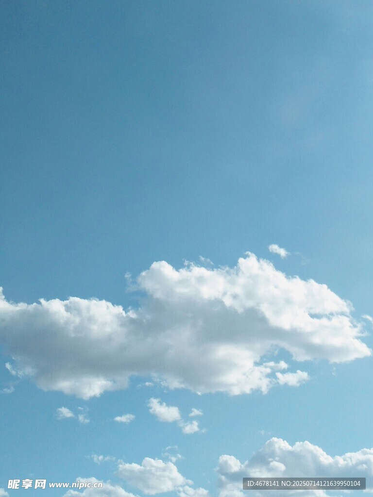 蓝天飘白云