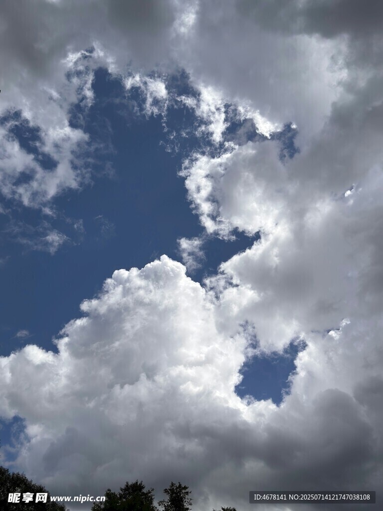 蓝天白云间的壮丽云层