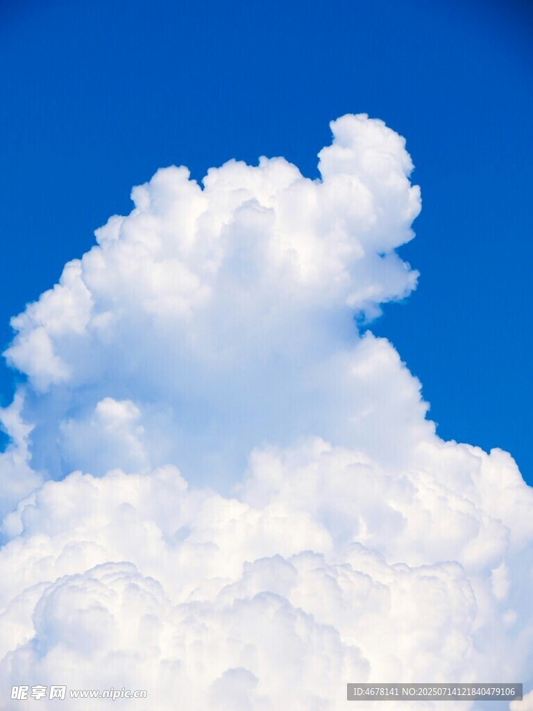 蓝天中的蓬松白云