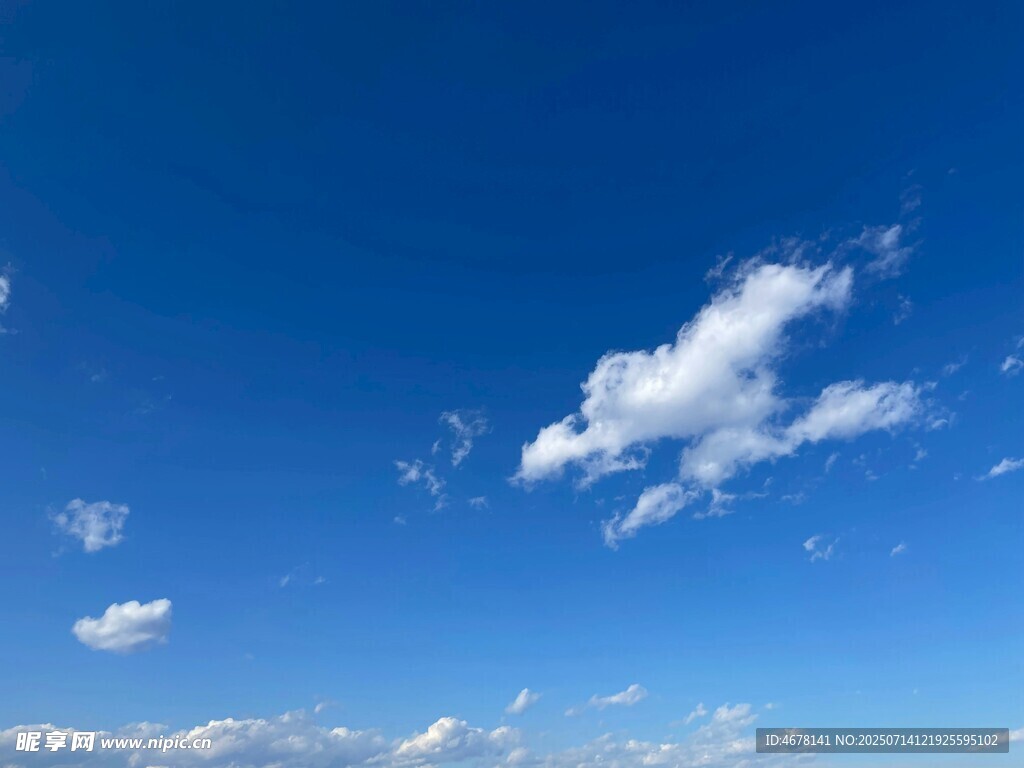 蓝天飘白云