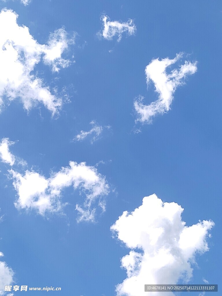 蓝天飘白云