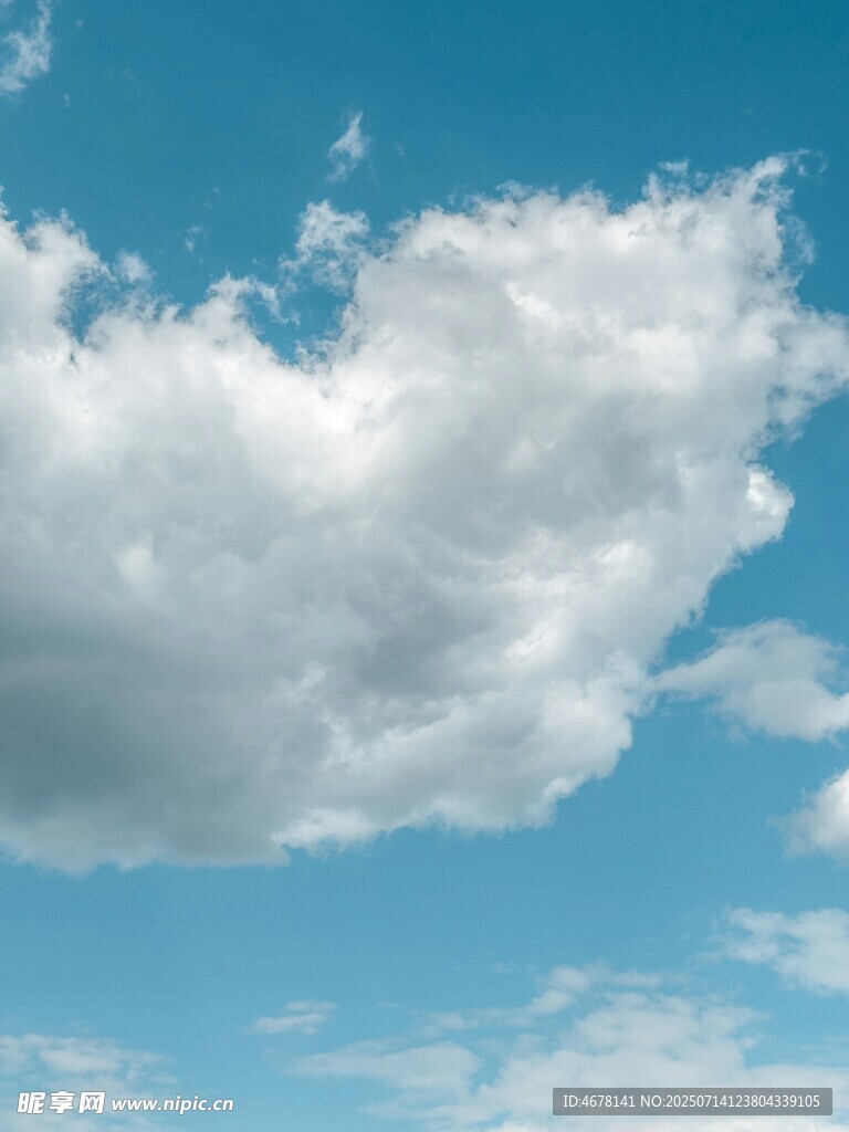 蓝天中的蓬松白云
