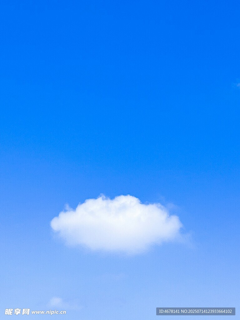 蓝天下的孤独白云
