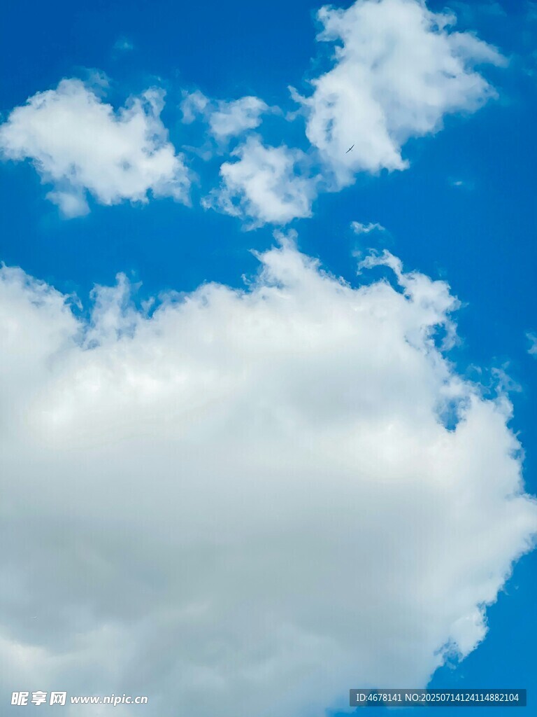 蓝天中的蓬松白云