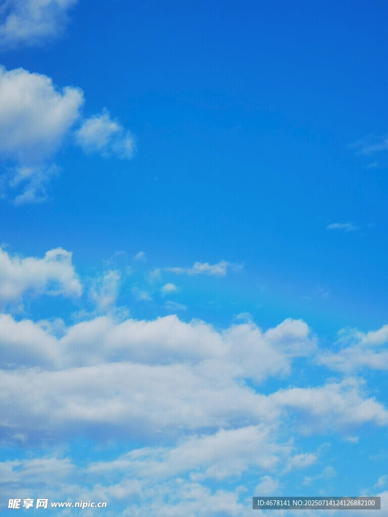 晴朗蓝天飘浮朵朵白云