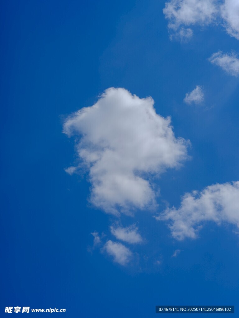 蓝天下的洁白云朵