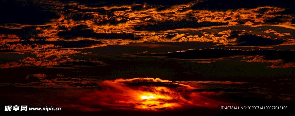 夕阳西下的绚烂天空