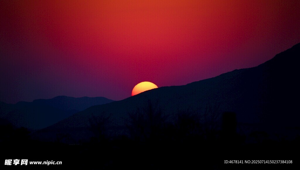 夕阳映山景