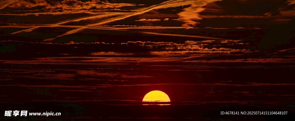 夕阳映水的美丽景象