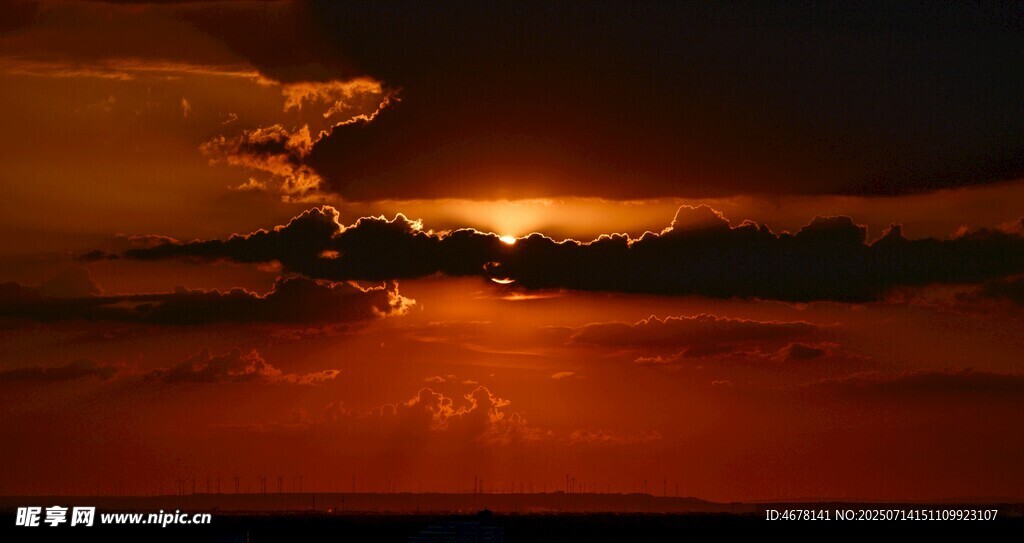 壮丽夕阳下的绚烂天空