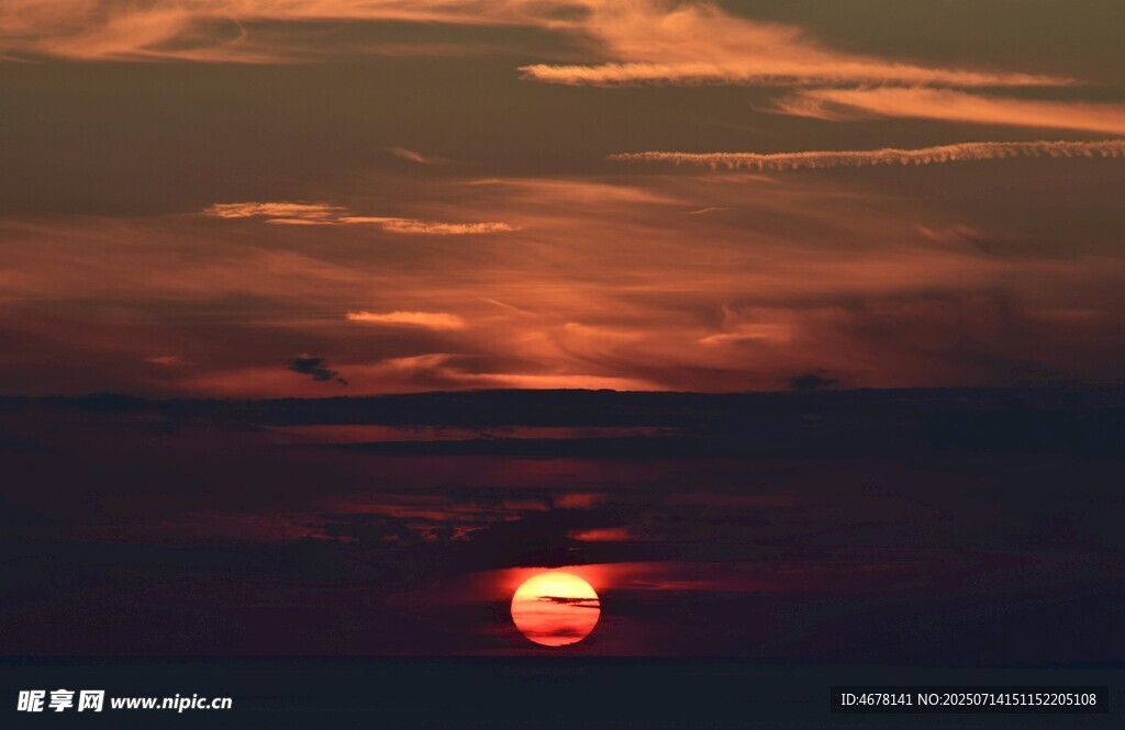 夕阳西下的壮丽天空