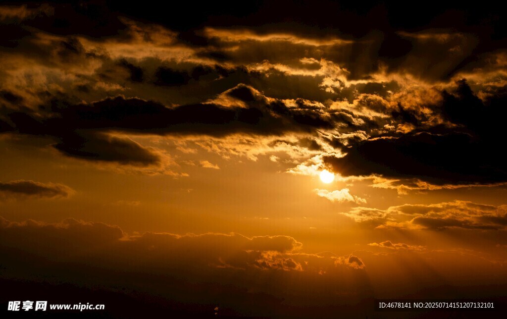 壮丽夕阳下的绚烂天空