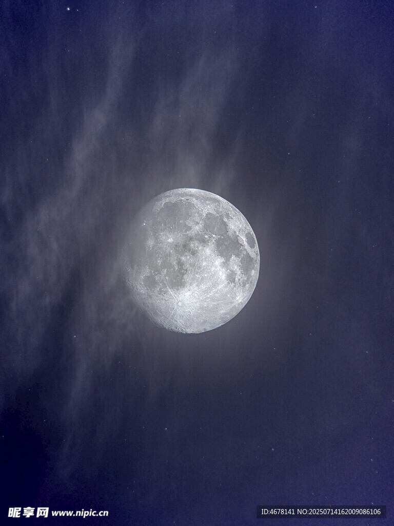 夜空中的皎洁明月