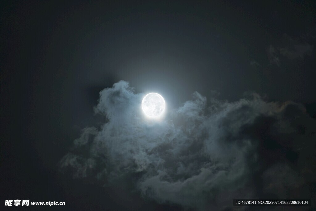 夜空中穿透云层的明月