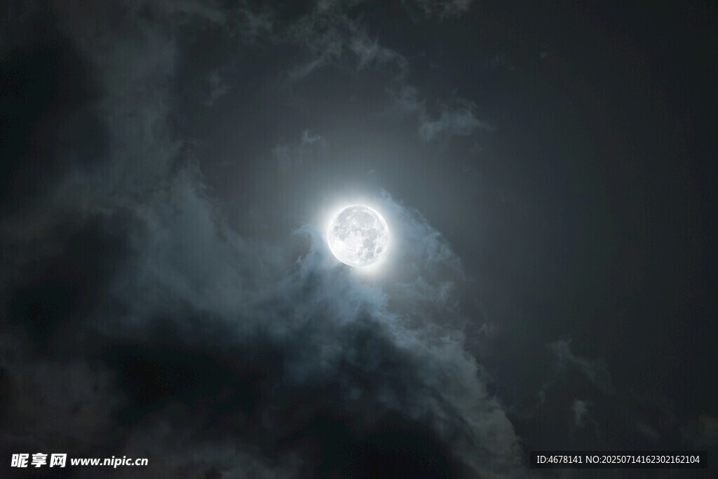 夜空中的明月与云朵