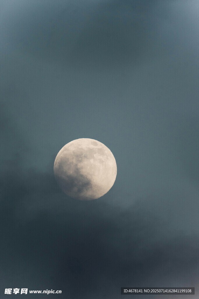 夜空中的皎洁明月