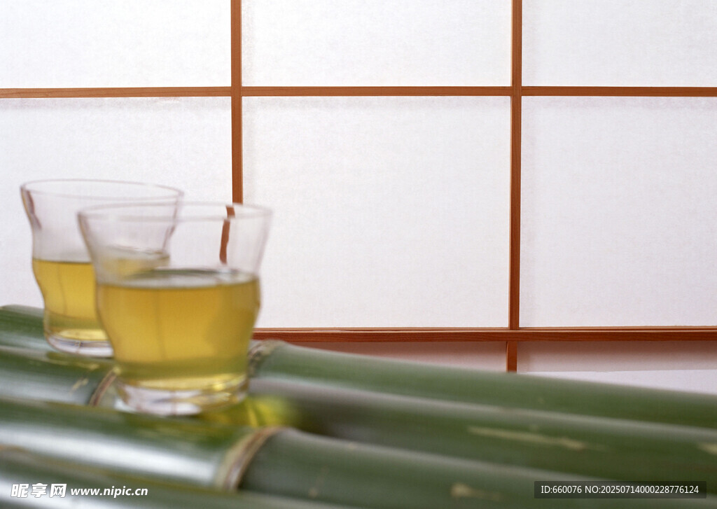 竹上两杯清绿茶