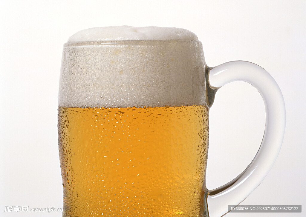 满溢泡沫的金黄啤酒杯