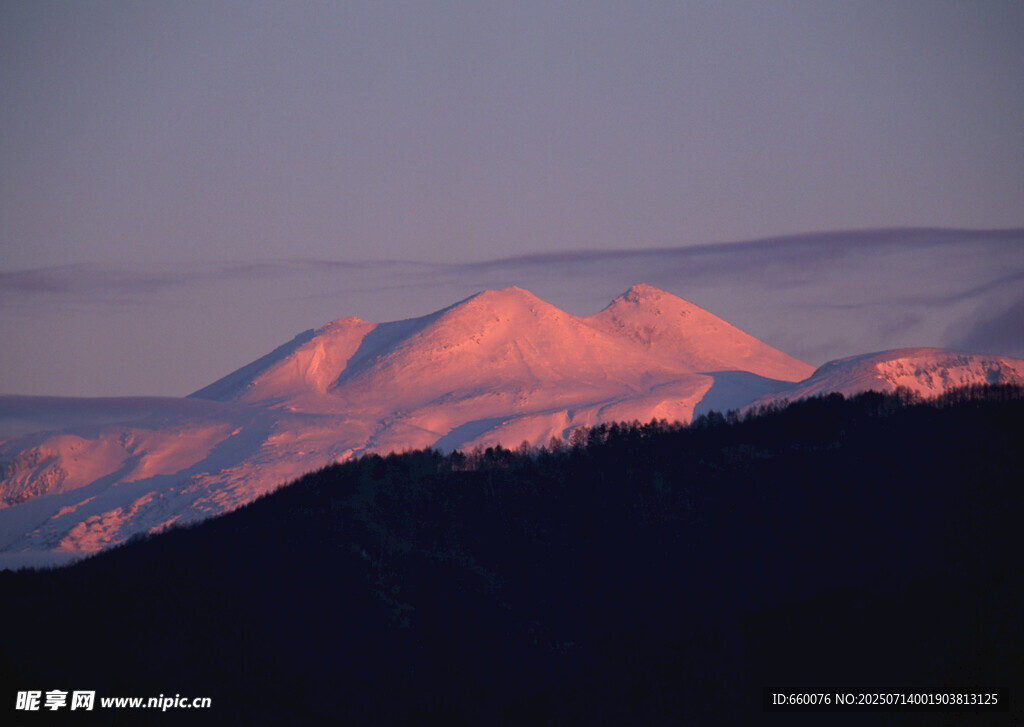 夕阳下的壮丽雪山景观