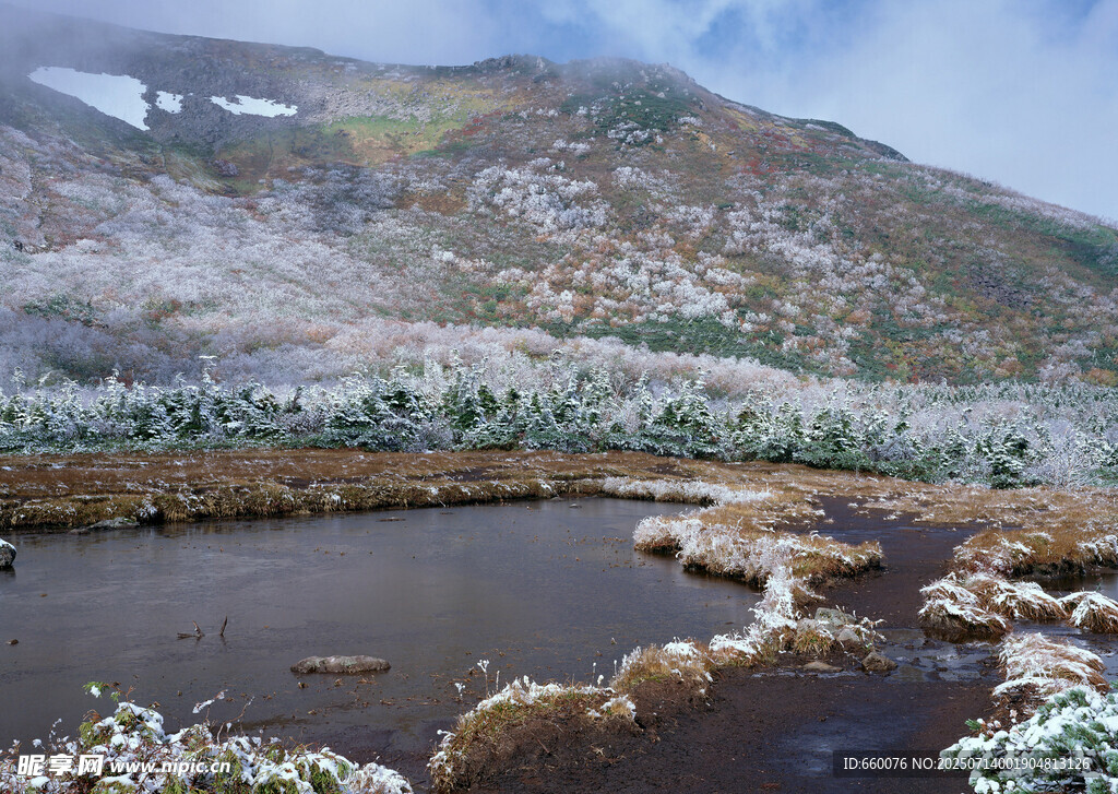 山间湖畔雪景风光