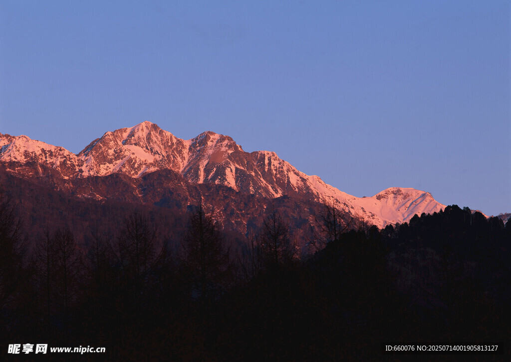 夕阳下的壮丽山峰