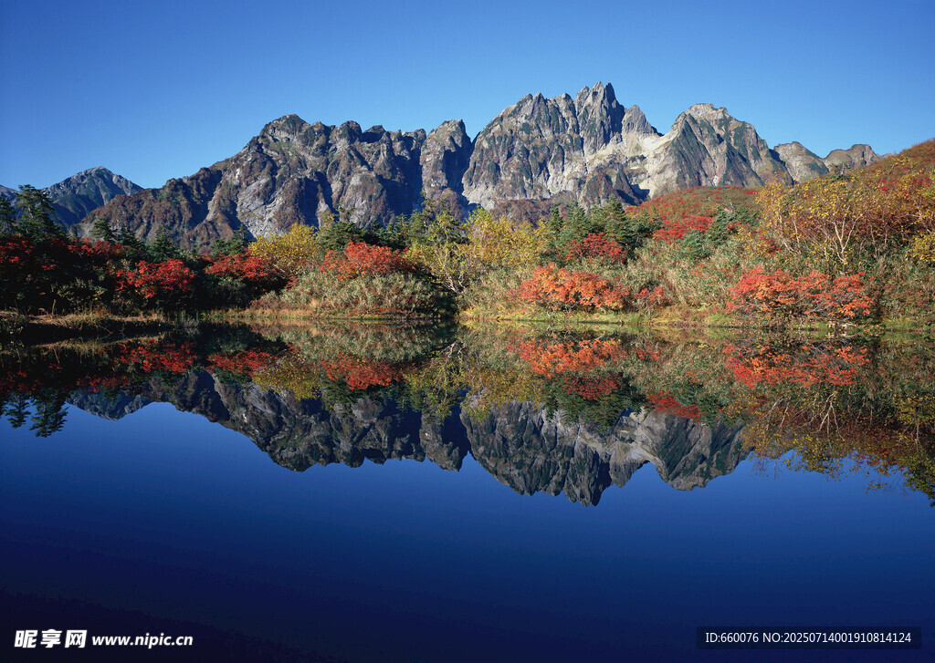 秋日山水倒影美景