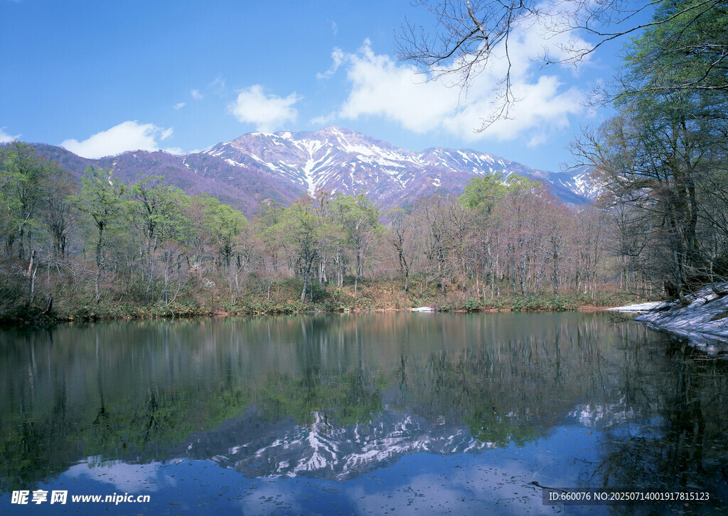 山间静湖 春日秀丽风光