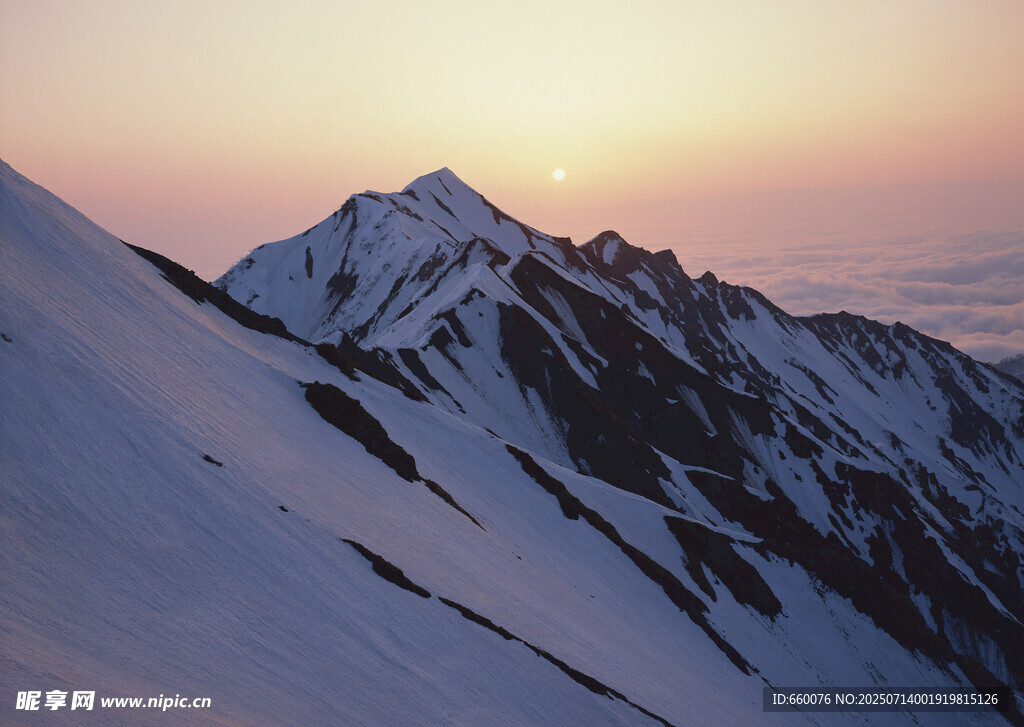 雪山日落美景