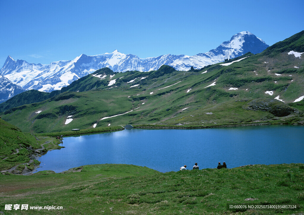 高山湖畔美景