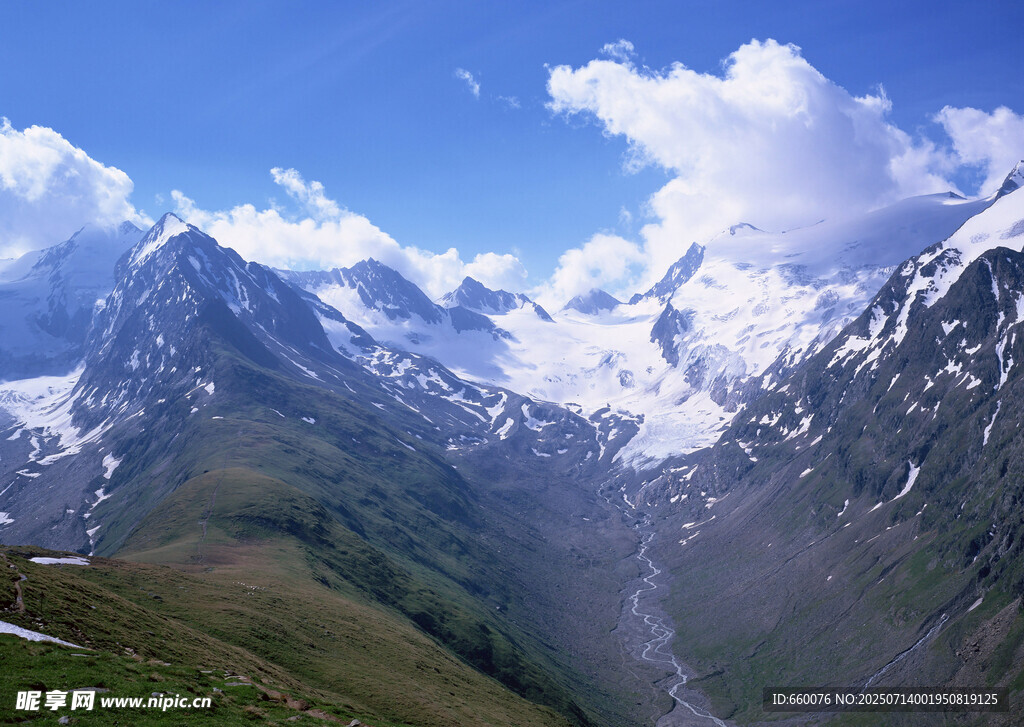 壮丽雪山山谷美景