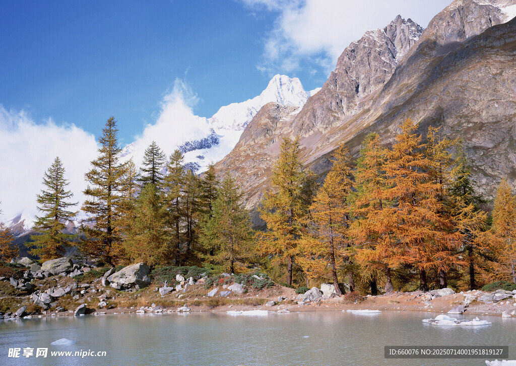 秋日山间湖泊壮丽美景