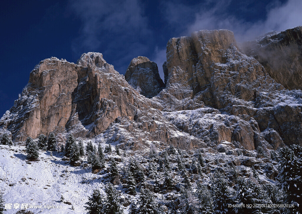 雪山峻岭壮丽风光