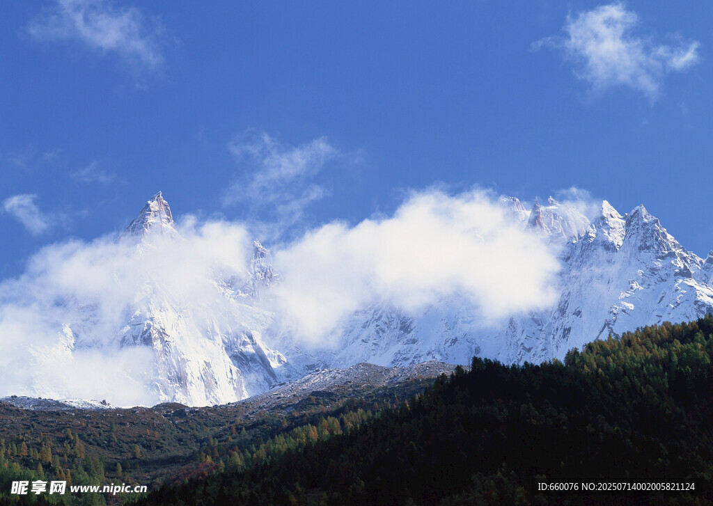 雪山云海壮丽自然景观