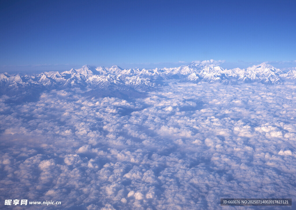 高空俯瞰云海美景