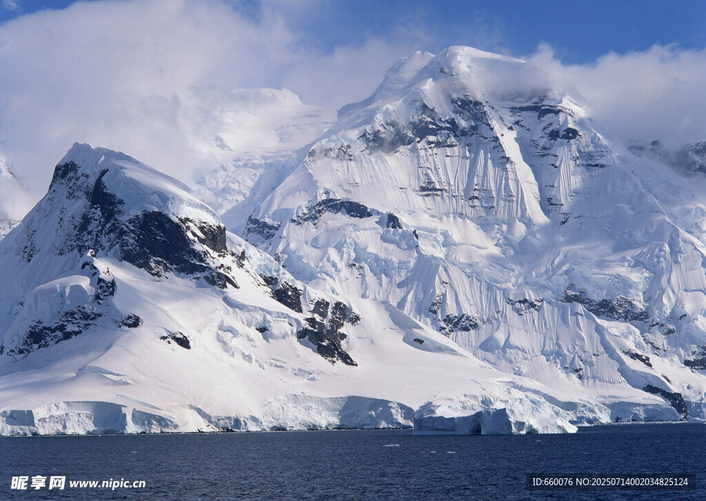 巍峨雪山映于湛蓝海面