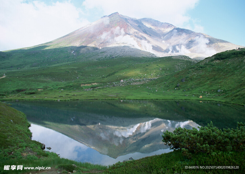 山间静谧湖泊风景