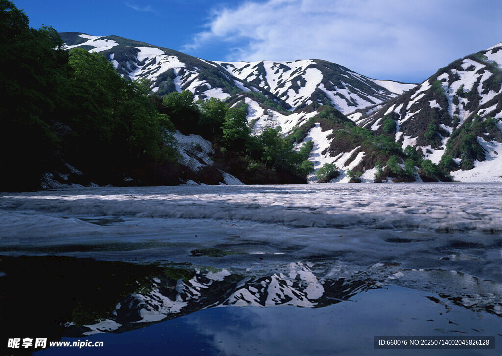 雪山倒映于静谧湖水