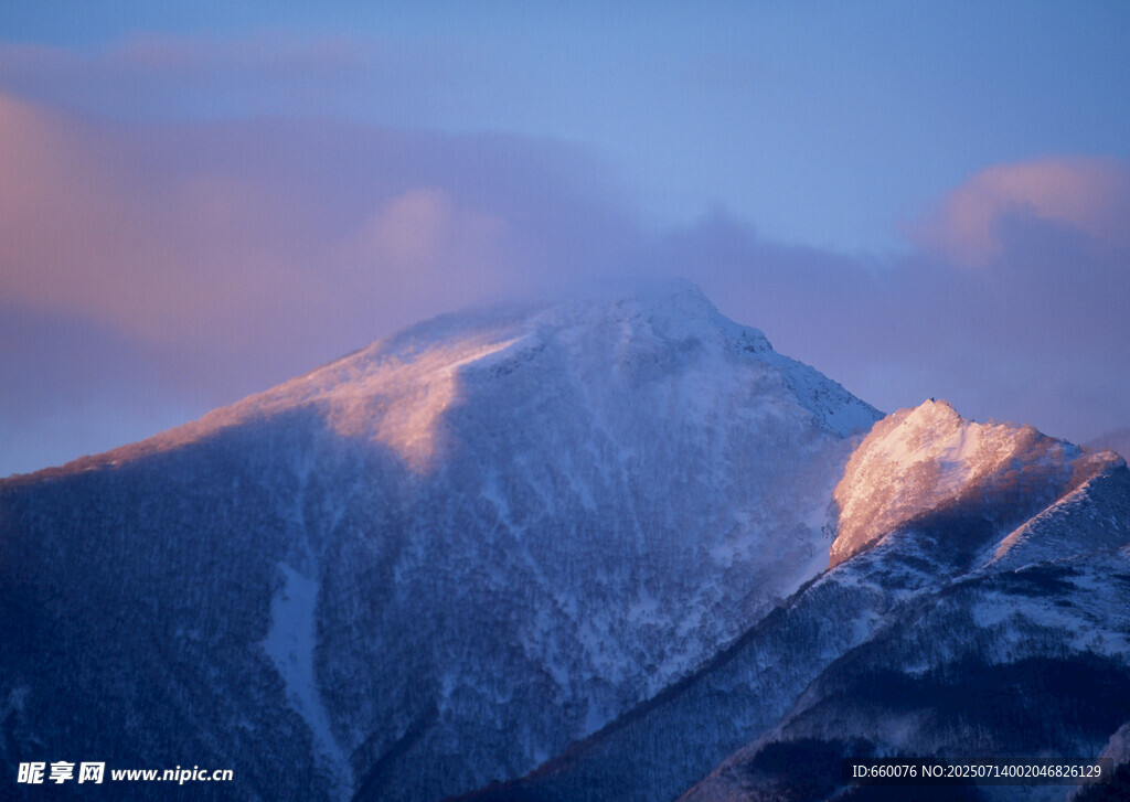 雪山晨曦美景