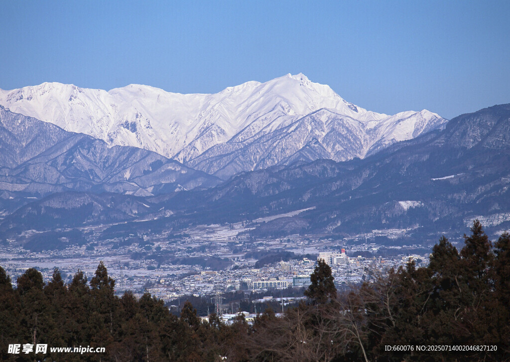 雪山森林美景