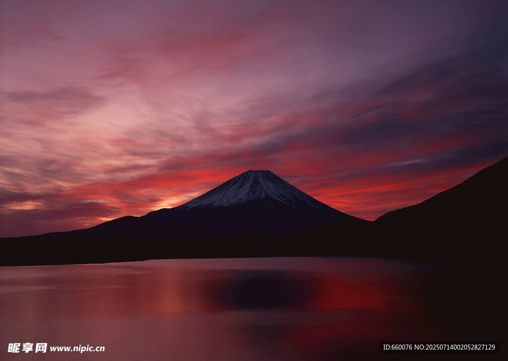 富士山湖畔壮丽晚霞美景