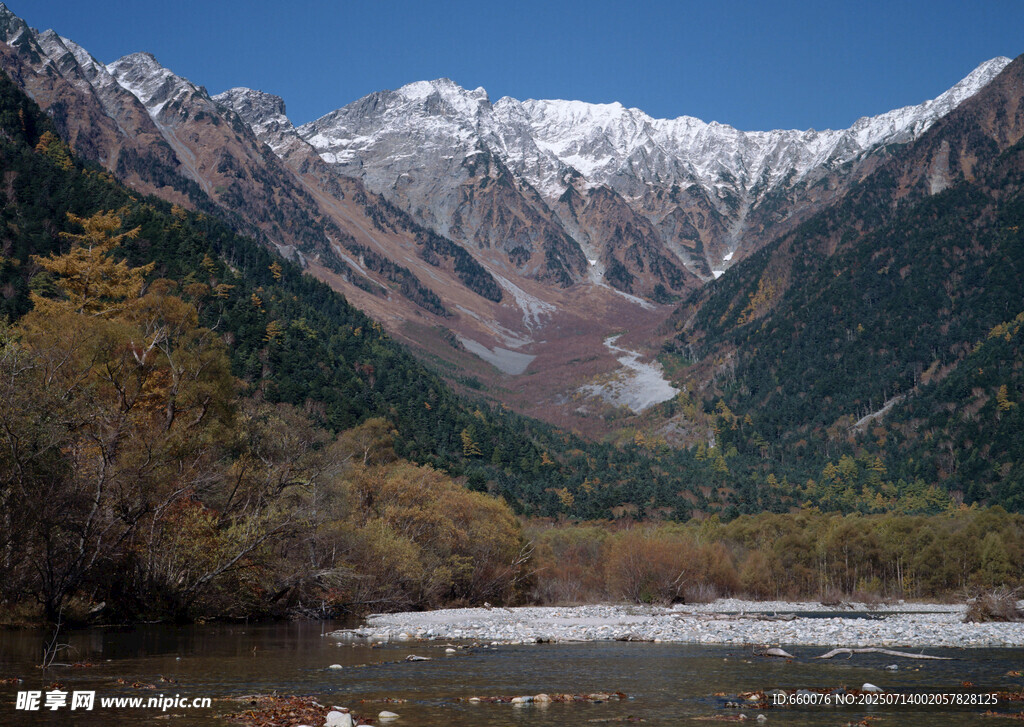 雪山下的多彩山谷风光