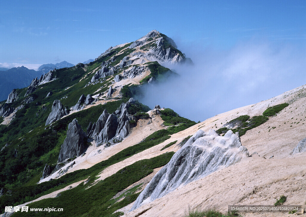 云雾缭绕的壮丽山峰