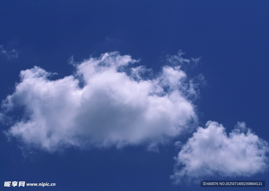 蓝天中的蓬松白云
