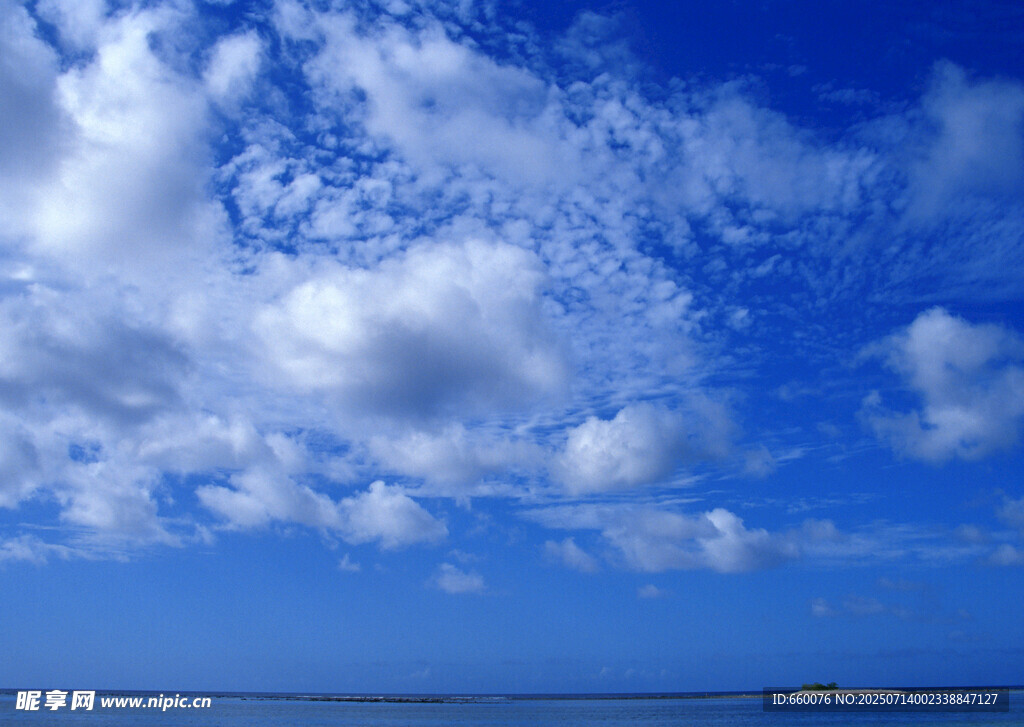 蓝天碧海间的云朵美景