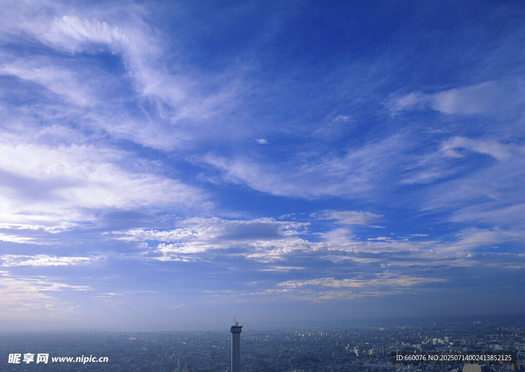 城市上空的蔚蓝天空美景