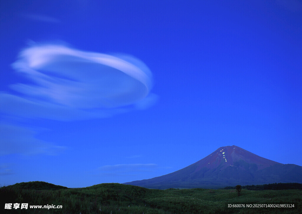 蓝天映衬下的巍峨富士山