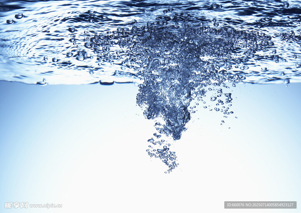 水滴入水瞬间画面