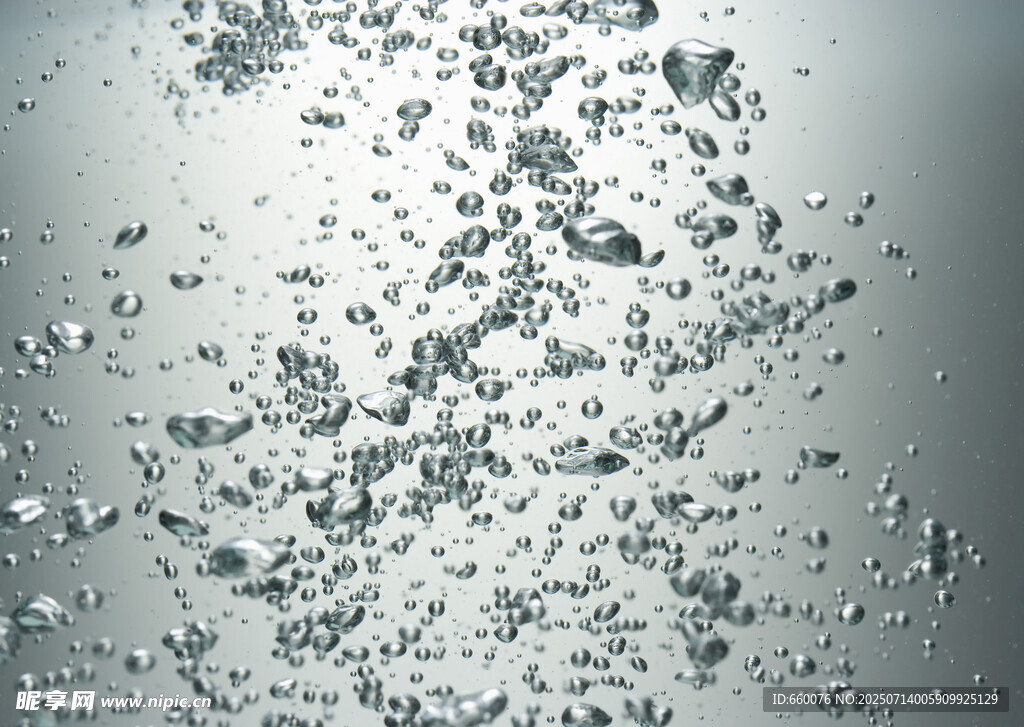 水滴飞溅的动态瞬间