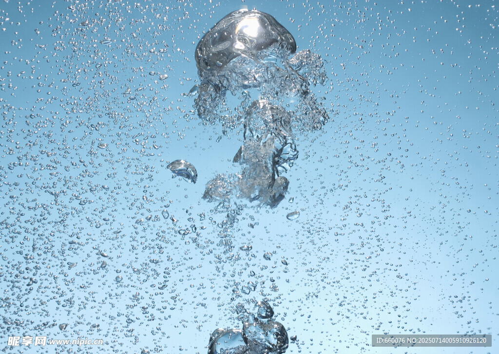 水滴飞溅瞬间